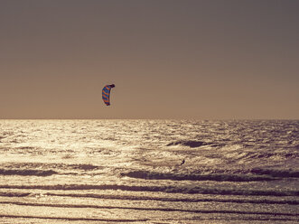 Frankreich, Contis Plage, Kite-Surfer - LAF02313