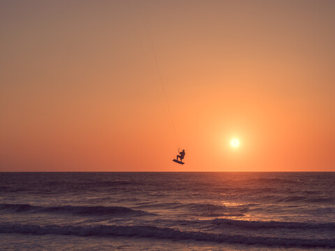 Frankreich, Conits Plage, Kite-Surfer bei Sonnenuntergang, lizenzfreies Stockfoto