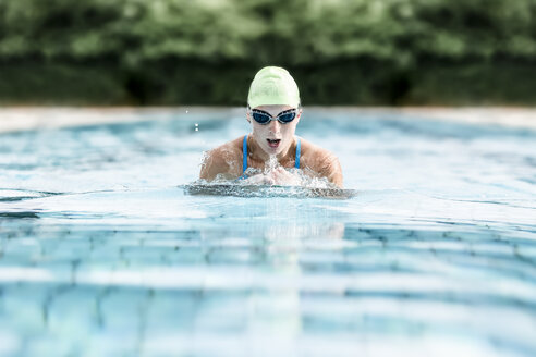 Junge Frau schwimmt im Schwimmbad, Brustschwimmen - STBF00342