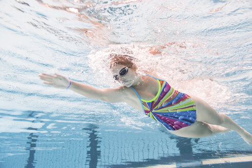 Junge Frau schwimmt im Schwimmbad, Kraulen, Unterwasser - STBF00343