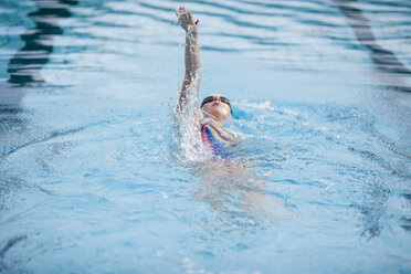 Junge Frau schwimmt im Schwimmbad, Rückenschwimmen - STBF00346