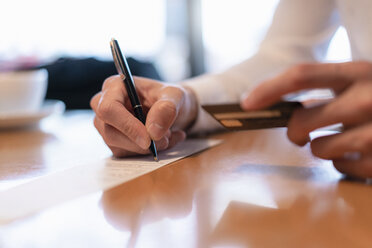 Man paying with credit card, close-up - DIGF07021