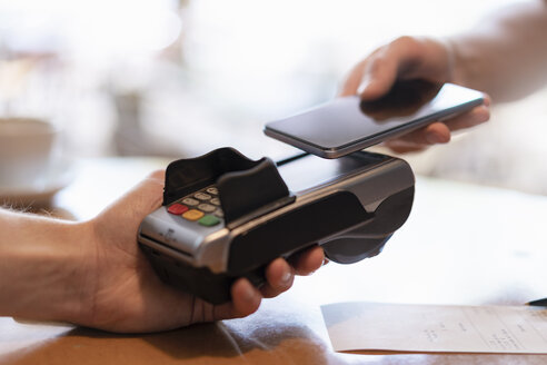 Contactless payment with smartphone, close-up - DIGF07029