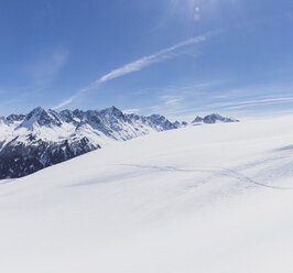 Österreich, Tirol, zwischen Ischgl und Galtür, Blick auf verschneite Berge an einem sonnigen Tag - MMAF00929