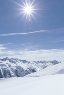 Österreich, Tirol, zwischen Ischgl und Galtür, Blick auf verschneite Berge an einem sonnigen Tag - MMAF00930