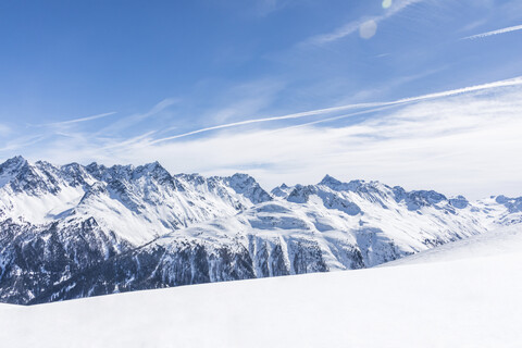 Österreich, Tirol, zwischen Ischgl und Galtür, Blick auf verschneite Berge an einem sonnigen Tag, lizenzfreies Stockfoto