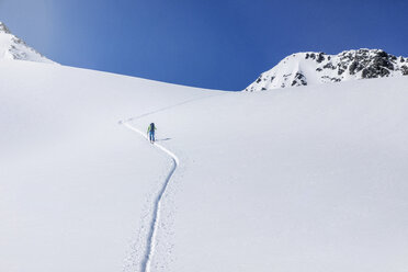 Österreich, Tirol, zwischen Ischgl und Galtür, Hohe Koepfe, Skitourengeher beim Aufstieg zum Gipfel im Winter - MMAF00933