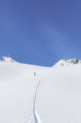 Österreich, Tirol, zwischen Ischgl und Galtür, Hohe Koepfe, Skitourengeher beim Aufstieg zum Gipfel im Winter - MMAF00934