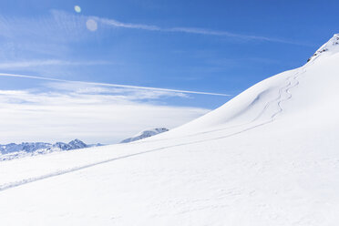 Österreich, Tirol, zwischen Ischgl und Galtür, Blick auf verschneite Berge an einem sonnigen Tag - MMAF00935