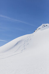 Österreich, Tirol, zwischen Ischgl und Galtür, Blick auf verschneite Berge an einem sonnigen Tag - MMAF00936
