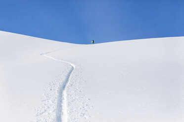 Österreich, Tirol, zwischen Ischgl und Galtür, Hohe Koepfe, Skitourengeher beim Aufstieg zum Gipfel im Winter - MMAF00937