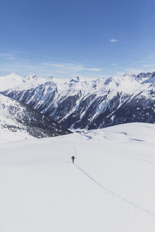 Österreich, Tirol, zwischen Ischgl und Galtür, Hohen Koepfen, Skitourengeher beim Aufstieg zum Gipfel im Winter, lizenzfreies Stockfoto