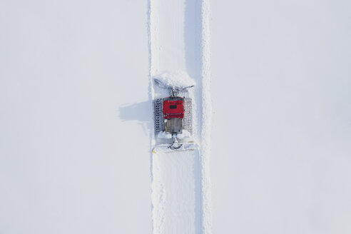 Österreich, Tirol, Galtür, Blick auf Skipiste und Pistenfahrzeug im Winter, Luftaufnahme - MMAF00948