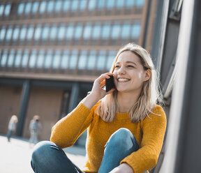 Porträt einer glücklichen jungen Frau am Telefon - BFRF02016