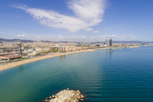Spanien, Barcelona, Blick auf Strand und Hafen von oben - TAMF01432