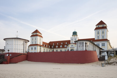 Deutschland, Rügen, Binz, Kurhotel am Sandstrand - WIF03892