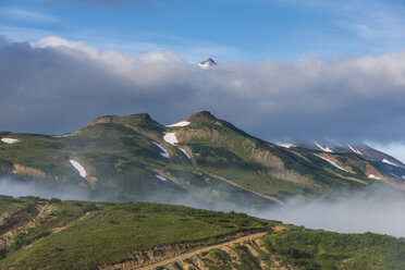 Russland, Kamtschatka, Gipfel des Vulkans Vilyuchik mit Blick durch eine Wolke - RUNF01981