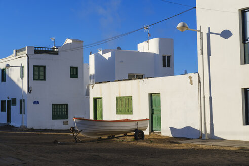 Spanien, Kanarische Inseln, Lanzarote, Caleta de Famara, Boot vor einem Wohnhaus - SIEF08627