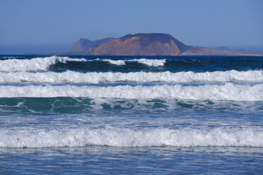 Spain, Canary Islands, Lanzarote, Caleta de Famara, waves, La Graciosa in the background - SIEF08630