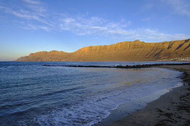 Spanien, Kanarische Inseln, Lanzarote, Caleta de Famara, Risco de Famara im Abendlicht - SIEF08631