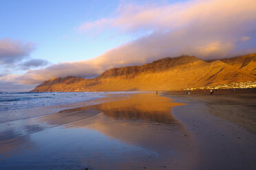 Spanien, Kanarische Inseln, Lanzarote, Caleta de Famara, Strand im Abendlicht - SIEF08636