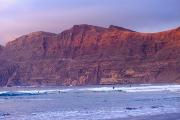 Spanien, Kanarische Inseln, Lanzarote, Caleta de Famara, Risco de Famara im Abendlicht - SIEF08637