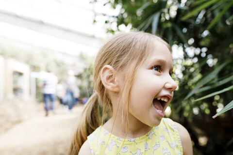 Porträt eines glücklichen Mädchens im Freien, lizenzfreies Stockfoto