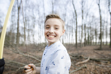 Porträt eines glücklichen Jungen mit Schleife - KMKF00946