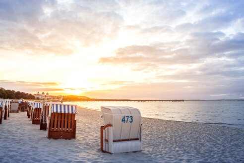 Deutschland, Mecklenburg-Vorpommern, Rügen, Binz, Strand bei Sonnenuntergang - PUF01435