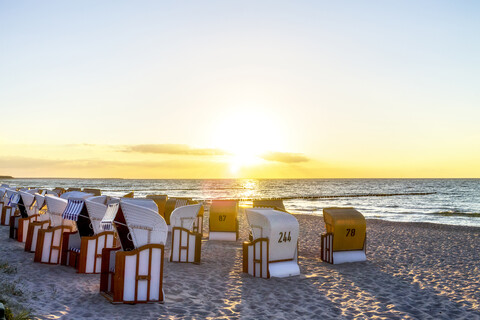 Deutschland, Mecklenburg-Vorpommern, Zingst, Strand bei Sonnenuntergang, lizenzfreies Stockfoto