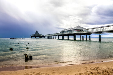 Deutschland, Usedom, Heringsdorf, Seebrücke bei bewölktem Himmel - PUF01442