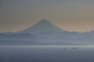 Russia, Kamchatka, Petropavlovsk-Kamchatsky, Avacha bay at sunset - RUNF02000