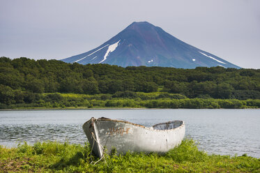 Russland, Kamtschatka, Holzkanu vor dem Vulkan Iljinsky und dem Kurilensee - RUNF02004