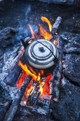 Kochender Wassertopf über einem offenen Feuer auf einem Campingplatz am Vulkan Tolbachik, Kamtschatka, Russland - RUNF02028