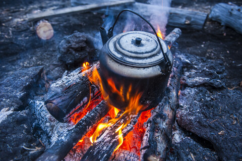 Kochender Wassertopf über einem offenen Feuer auf einem Campingplatz am Vulkan Tolbachik, Kamtschatka, Russland, lizenzfreies Stockfoto