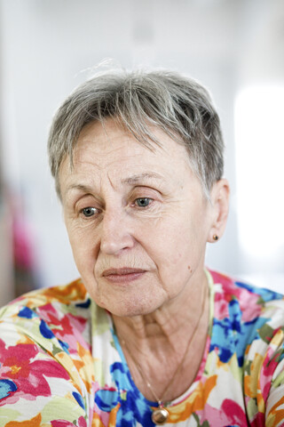 Porträt einer ernsten älteren Frau, lizenzfreies Stockfoto