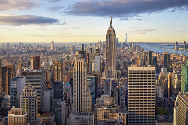 Skyline von Lower und Midtown Manhattan bei Sonnenaufgang, New York City, New York, Vereinigte Staaten - HNF00804