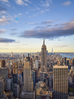 Skyline von Lower und Midtown Manhattan bei Sonnenaufgang, New York City, New York, Vereinigte Staaten - HNF00805