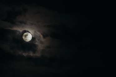 Vollmond und dunkle Wolken ziehen vorbei - JCMF00056