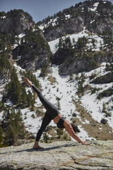 Junge Frau beim Yoga in der Natur, nach unten gerichtete Hundestellung - JPF00395