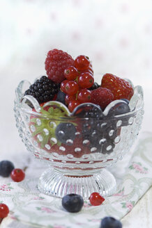 Glasschale mit verschiedenen frischen Früchten - ASF06407