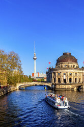 Deutschland, Berlin, Bode Museum, Berliner Fernsehturm und Schiff auf der Spree - PUF01443