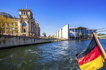 Deutschland, Berlin, Reichstag mit Spree und deutscher Flagge - PUF01444