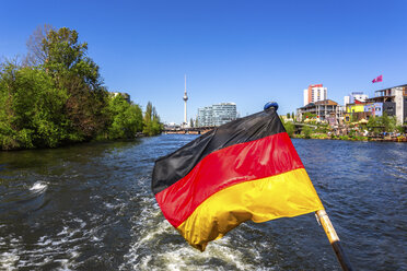 Deutschland, Berlin, Berliner Fernsehturm mit Spree und Deutschlandfahne - PUF01445
