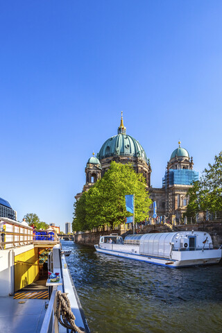 Deutschland, Berlin, Berliner Dom, Schiffe auf der Spree, lizenzfreies Stockfoto