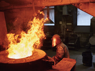 Industrie, Arbeiter am Schmelzofen beim Schmelzen von Kupfer, im Feuerschutzanzug - CVF01199