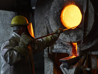 Industrie, Arbeiter am Schmelzofen beim Schmelzen von Kupfer, im Feuerschutzanzug - CVF01203