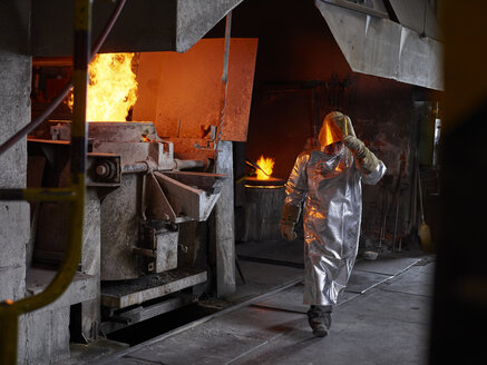 Industrie, Arbeiter am Schmelzofen beim Schmelzen von Kupfer, im Feuerschutzanzug - CVF01206