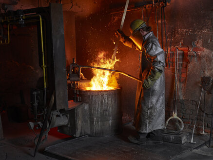 Industrie, Arbeiter am Schmelzofen beim Schmelzen von Kupfer, im Feuerschutzanzug - CVF01207