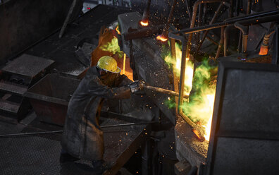 Industrie, Arbeiter am Schmelzofen beim Schmelzen von Kupfer, im Feuerschutzanzug - CVF01211